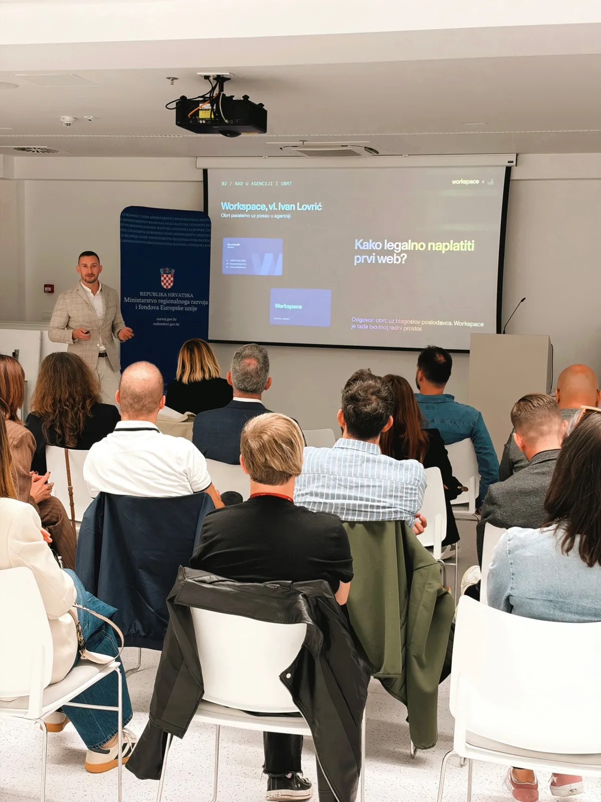 Ivan Lovrić presenting the obrt slide "How to legally invoice your first website" to the workshop audience at Tehnološki park Split.